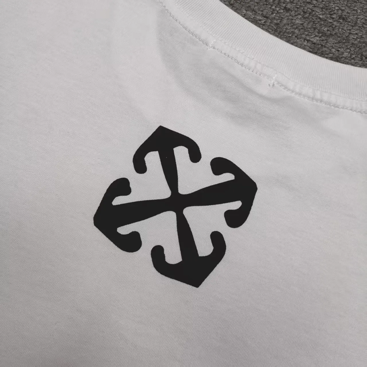 The top proven version OFF-WHI* 25SS new printed short-sleeves, loose fit, the same style for male and female couples stars. American designer Virgil Abloh founded the luxury street brand Off-White based on the pop culture of the younger generation. Walking between street culture and high-end fashion, contemporary elements are used to interpret youth culture, and fine workmanship is used to interpret trendy clothing. Photos, paintings and eye-catching graphic printing are all sources of inspiration for the designer. 32 counts of 260g double yarn pure cotton fabric, the printing uses Kornit digital direct injection technology, and the picture is clear. The white glue base ensures the firmness of the printing, and machine washing is stress-free - 1:1 original mold opening, ZP development, perfectly restored to the original version, produced by a large factory, not produced by a small factory on the market, fine wiring, top-notch craftsmanship, welcome to compare - A full set of customized accessories for collar labels, hang tags, and wash water labels - Exclusive logo packaging - No matter age, body shape or gender, it is very suitable for both men and women. All details are real photos, buy with confidence. Color: Black White Size: S-XL P;120